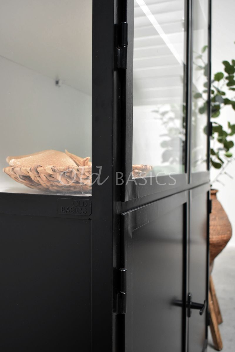 Detail van Apothekerskast Demi, 2 deuren, RAL9005, zwart, materiaal staal